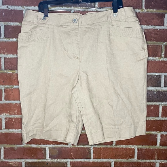 Cato Women's Khaki Dressy Bermuda Plus Shorts Size 16 - Picture 1 of 8